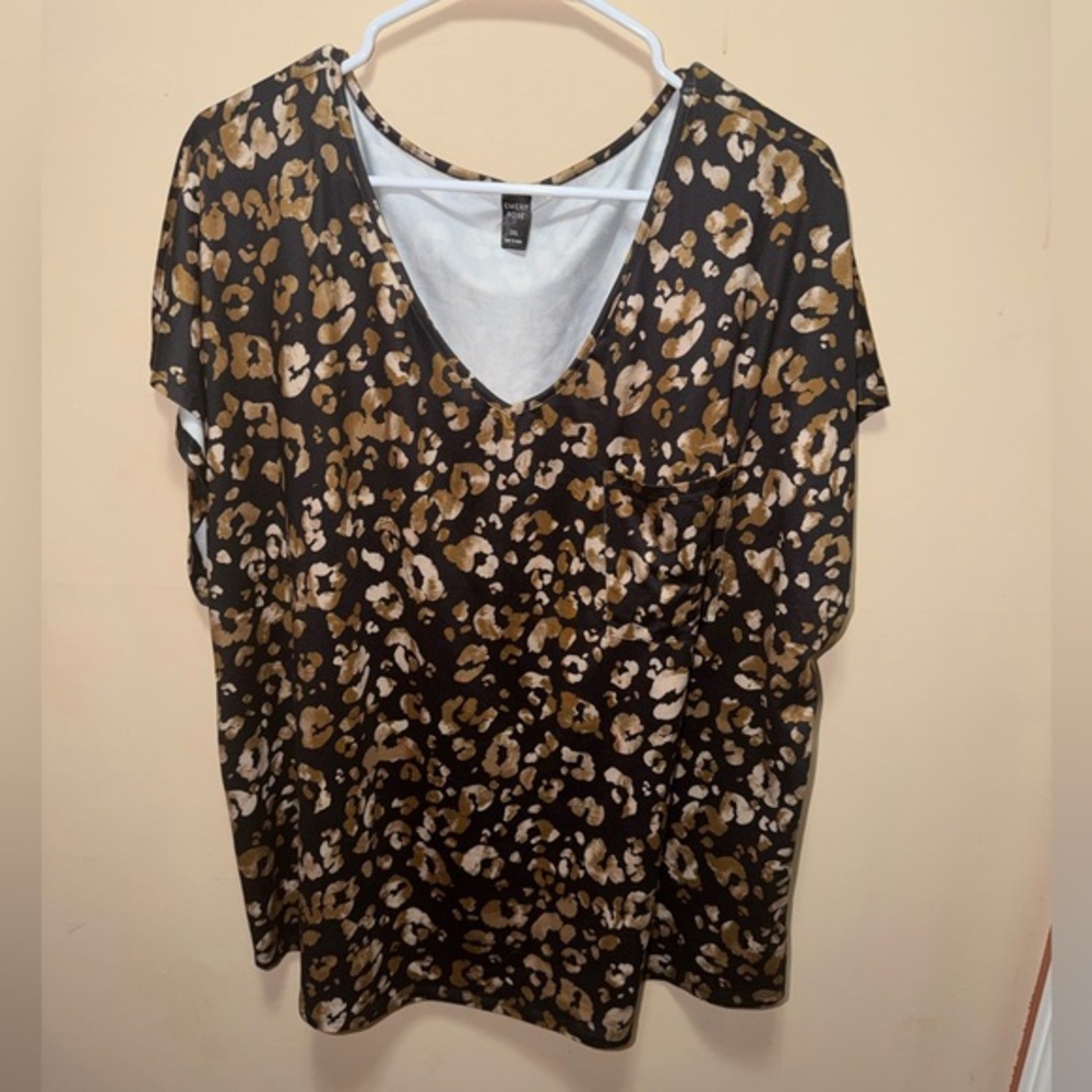 Emery Rose Leopard Print V-Neck Women's Top